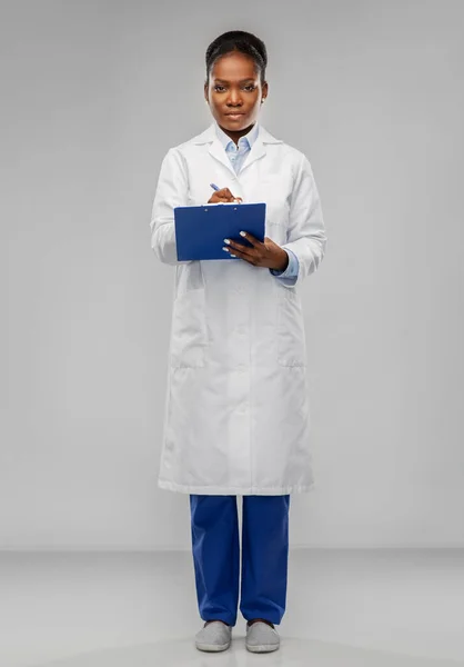 Africká americká lékařka se schránkou — Stock fotografie