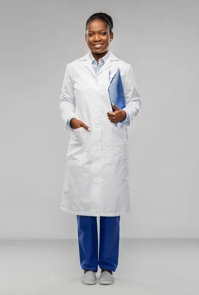 Šťastný africký americký lékař nebo vědec — Stock fotografie