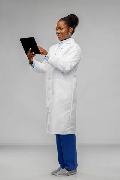Africká americká žena lékař s tabletou ks — Stock fotografie