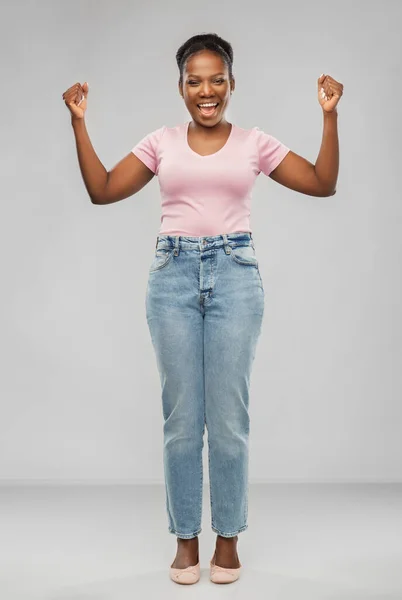Šťastná africká americká žena slaví úspěch — Stock fotografie