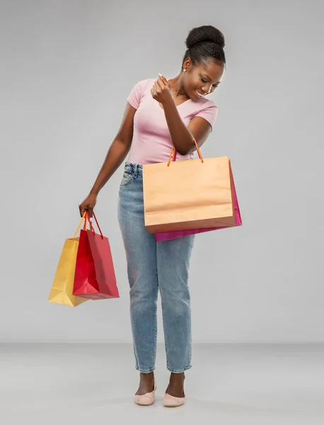 Mujer afroamericana feliz con bolsas de compras — Foto de Stock