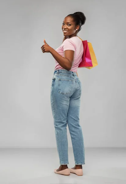 Šťastný africký americký žena s nákupními taškami — Stock fotografie