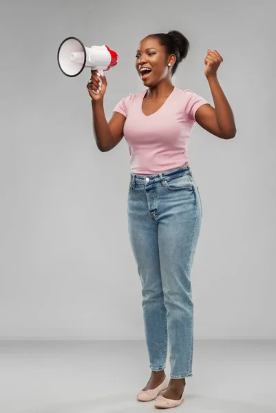 African american woman over grey background — Stok Foto