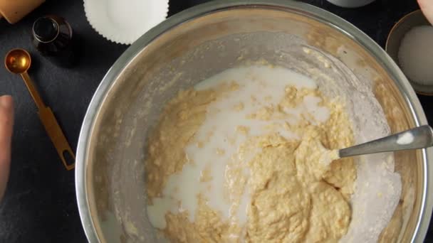 在面包店用牛奶做面糊的手 — 图库视频影像