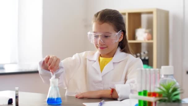 Mädchen mit Reagenzgläsern studiert zuhause Chemie — Stockvideo
