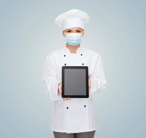 Chef feminino na máscara facial com computador tablet pc — Fotografia de Stock