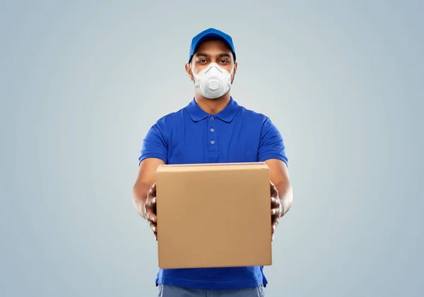 Indian leverans man med paket låda i respirator — Stockfoto