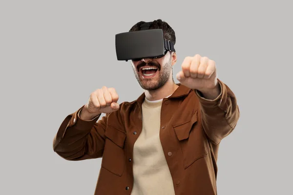 Szczęśliwy uśmiechnięty młody człowiek w okularach VR — Zdjęcie stockowe