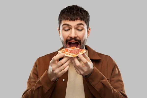 Hungrig ung man äter pizza — Stockfoto