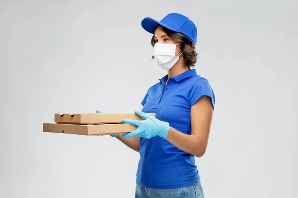 Delivery γυναίκα σε μάσκα προσώπου με κουτιά πίτσα — Φωτογραφία Αρχείου