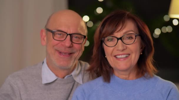 Retrato de feliz casal sênior em casa à noite — Vídeo de Stock