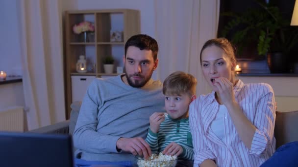 Familia feliz con palomitas de maíz viendo la televisión en casa — Vídeos de Stock