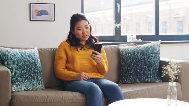 Mujer asiática con smartphone teniendo videollamada — Vídeo de stock