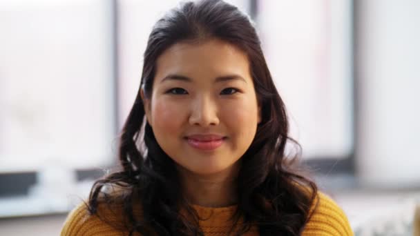 Mutlu Asyalı kadın portresi başparmak kaldırıyor. — Stok video