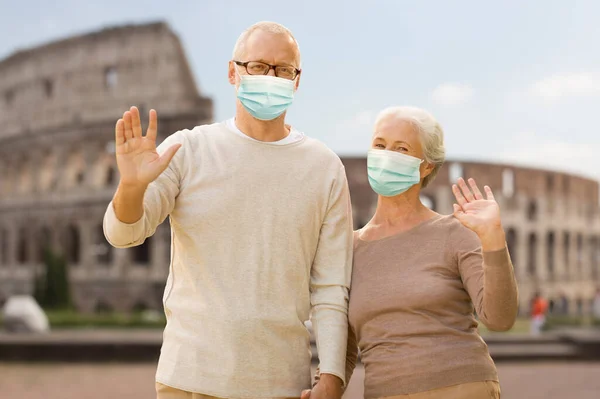 Senior par i skyddande medicinska masker i Italien — Stockfoto