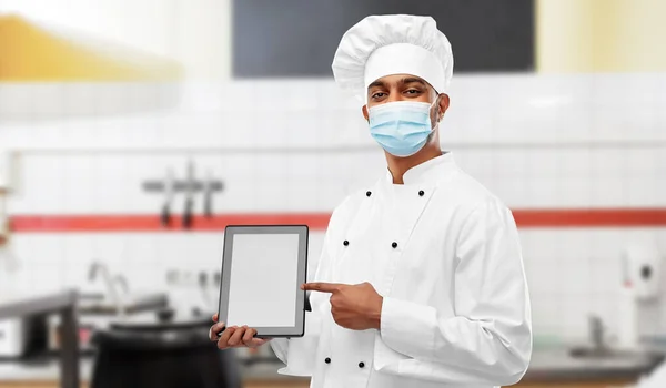 Chef maschio in maschera viso con tablet pc in cucina — Foto Stock