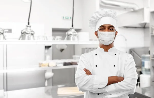 Chef masculino en mascarilla en la cocina del restaurante — Foto de Stock