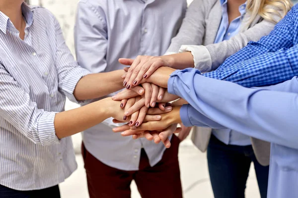 Primo piano di persone accatastamento mani — Foto Stock