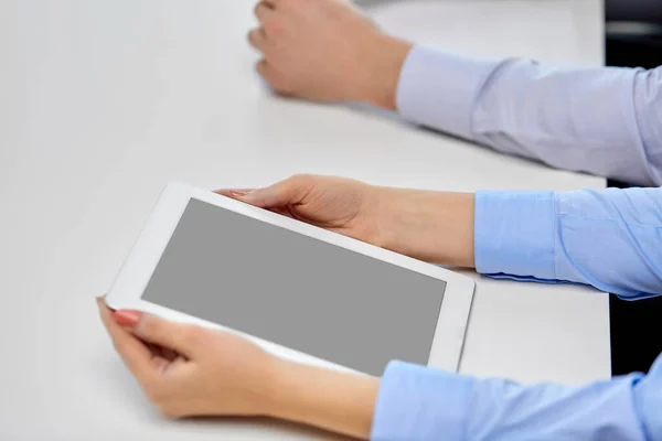 Nahaufnahme einer Geschäftsfrau mit Tablet-PC im Büro — Stockfoto