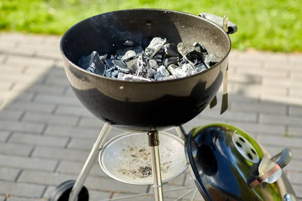 Carboncino che fuma in braciere all'aperto — Foto Stock