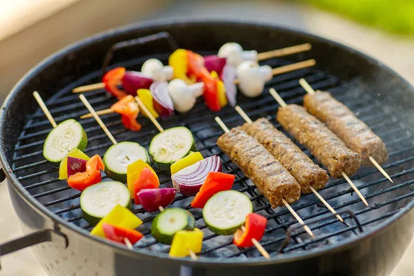 Barbecue vlees en groenten roosteren op grill — Stockfoto
