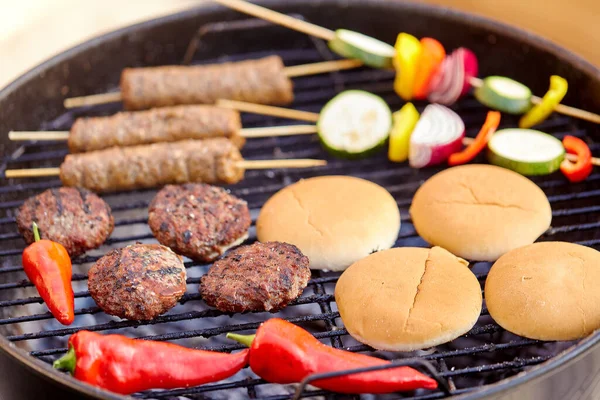 Barbecue kebab meat and vegetables on grill — Stock Photo, Image