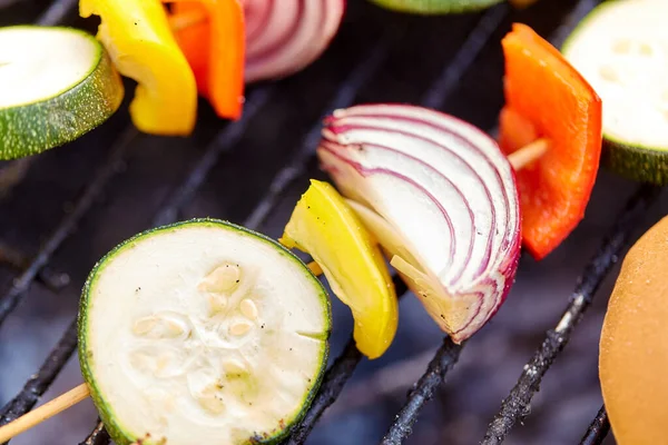 Close-up van groenten roosteren op brazier grill — Stockfoto