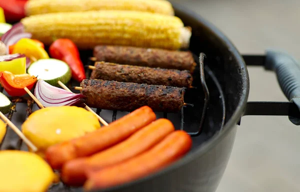 Churrasco kebab carne e legumes na grelha — Fotografia de Stock