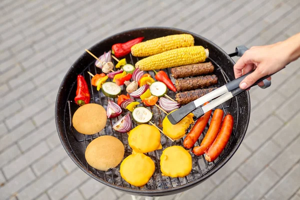 Barbecue kebab vlees en groenten op grill — Stockfoto