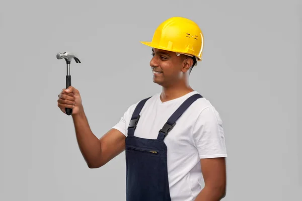 快乐微笑的印地安人工人或建筑工人用锤子 — 图库照片