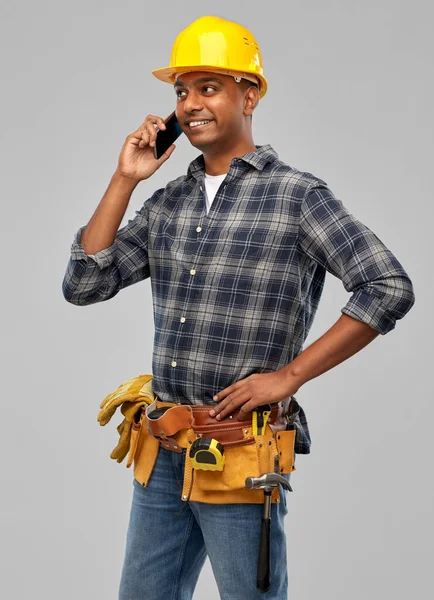 Constructor indio en casco de llamada en el teléfono inteligente — Foto de Stock
