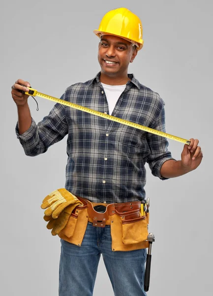 Счастливый индийский рабочий или строитель с правителем — стоковое фото