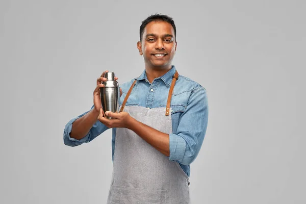 Índio barman em avental com coquetel shaker — Fotografia de Stock