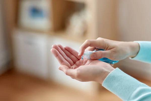 Primo piano della donna che spruzza disinfettante mano — Foto Stock