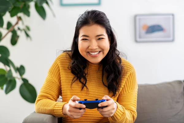 亚洲女人，带着游戏机在家里玩游戏 — 图库照片