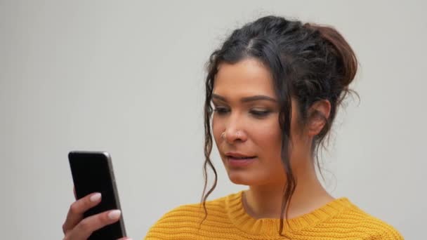 Gelukkig vrouw met video call op smartphone — Stockvideo