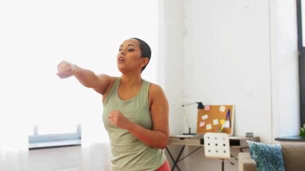 Afro-Amerikan kadın evde egzersiz yapıyor. — Stok video