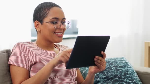 Afrikaans amerikaanse vrouw met tablet pc thuis — Stockvideo