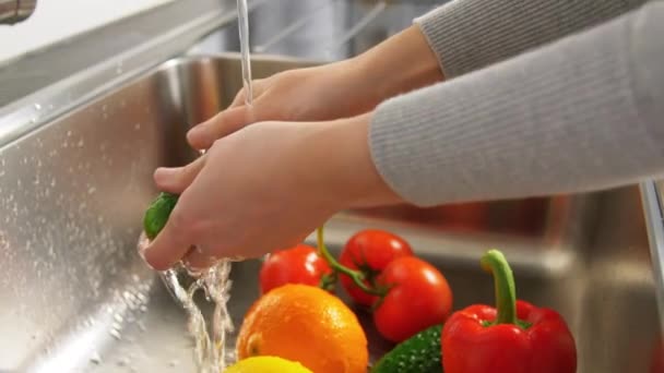 Kobieta mycie owoców i warzyw w kuchni — Wideo stockowe