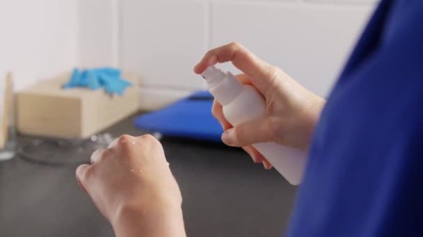 Врач или медсестра, распыляющие средства для дезинфекции рук — стоковое видео
