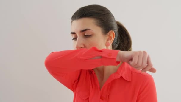 Kvinna hosta täcker munnen med armbåge — Stockvideo