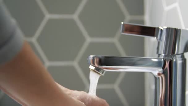 Close up de mulher lavar as mãos com sabão líquido — Vídeo de Stock