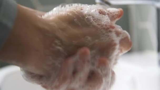 Κοντινό πλάνο της γυναίκας πλύσιμο των χεριών με αφρό σαπουνιού — Αρχείο Βίντεο