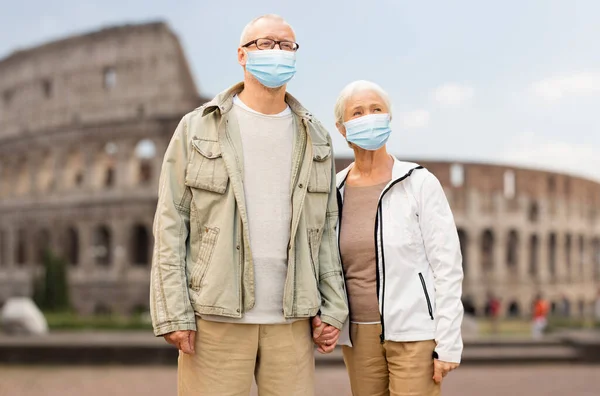 Para seniorów w ochronnych maskach medycznych we Włoszech — Zdjęcie stockowe