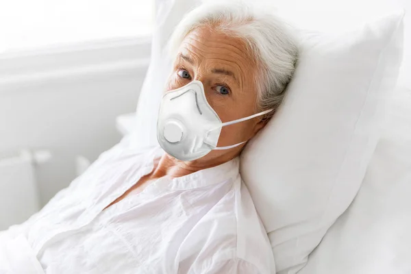 Idős nő légzőkészülékben feküdt az ágyban a kórházban — Stock Fotó