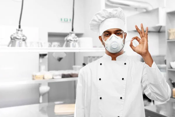 Chef-kok in respirator tonen ok teken in de keuken — Stockfoto