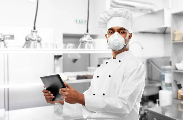 Chef-kok in ademhalingsapparaat met tablet pc in keuken — Stockfoto