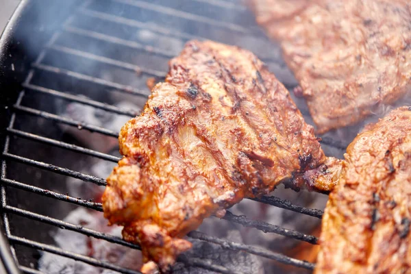 Крупным планом жарки мяса барбекю на гриле — стоковое фото