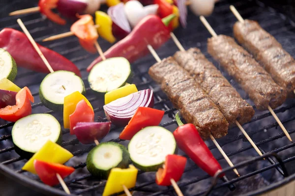 Close-up van barbecue kebab vlees roosteren op grill — Stockfoto