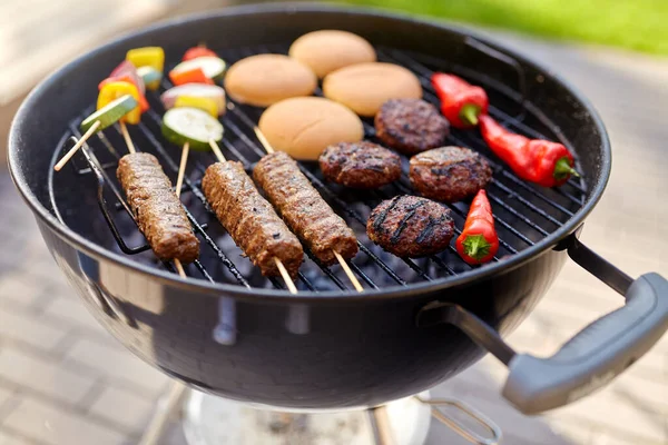 Barbecue kebab vlees en groenten op grill — Stockfoto